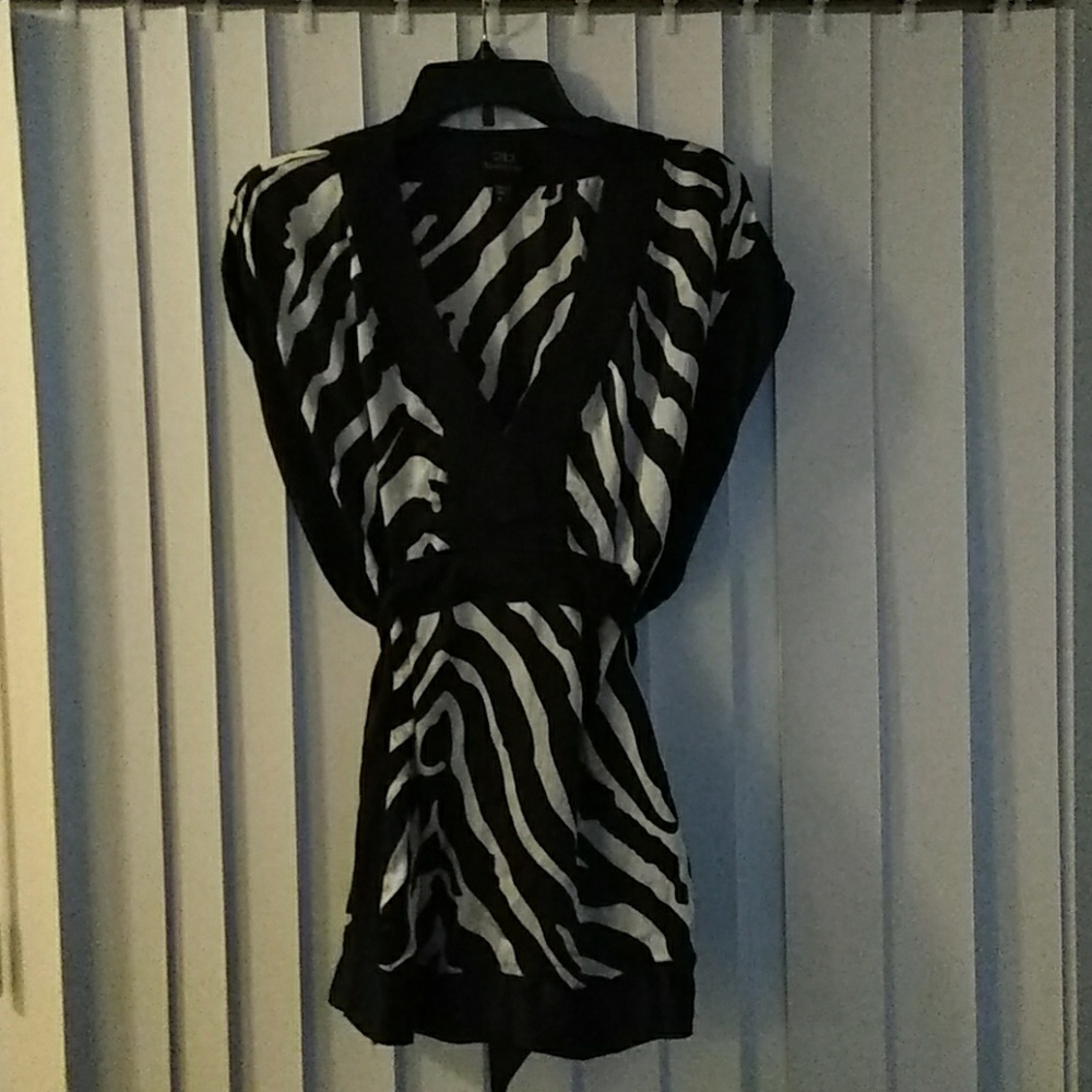 Cute 2b Bebe Black and White Top/ Cover up M